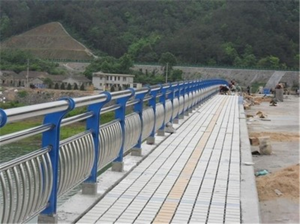 长宁不锈钢桥梁护栏的特性及其在现代建筑中的应用